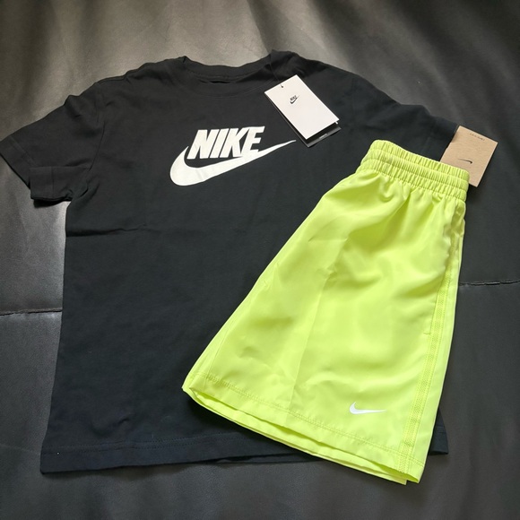 NWT Nike Athletic Set Boys Youth Size Small